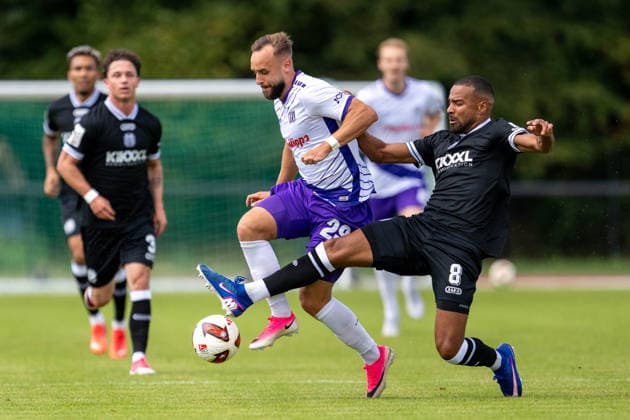 Testspiel 26 27 - VfL Osnabrück - SV Meppen am 01.08.2026 bei Blau Weiss Schinkel in Osnabrück David Kopacz (Osnabrueck) im Zweikampf gegen Erik Zenga (Meppen).