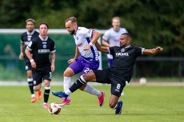 Testspiel 26 27 - VfL Osnabrück - SV Meppen am 01.08.2026 bei Blau Weiss Schinkel in Osnabrück David Kopacz (Osnabrueck) im Zweikampf gegen Erik Zenga (Meppen).