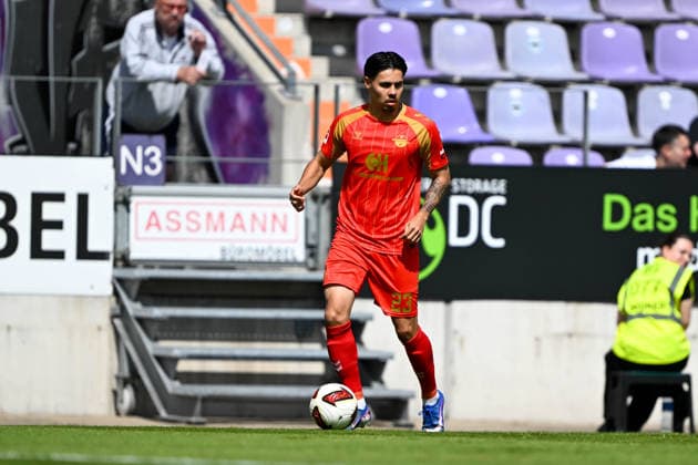 Testspiel 26 27 - VfL Osnabrück - SC Paderborn am 01.08.2026 an der Bremer Brücke in Osnabrück Raphael Obermair (Paderborn) am Ball.