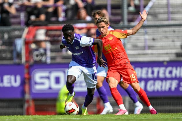 Testspiel 26 27 - VfL Osnabrück - SC Paderborn am 01.08.2026 an der Bremer Brücke in Osnabrück Ismail Badjie (Osnabrueck) im Zweikampf gegen Albert Millgramm (Paderborn)
