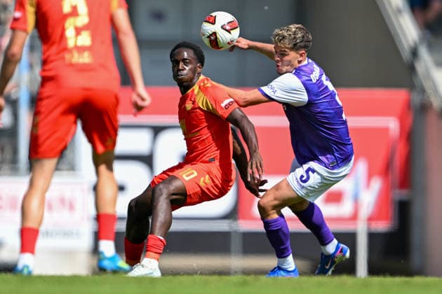 Testspiel 26 27 - VfL Osnabrück - SC Paderborn am 01.08.2026 an der Bremer Brücke in Osnabrück Kennedy Okpala (Paderborn) im Zweikampf gegen Wensing Jonathan (Osnabrueck)