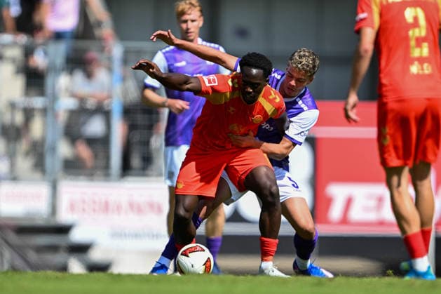Testspiel 26 27 - VfL Osnabrück - SC Paderborn am 01.08.2026 an der Bremer Brücke in Osnabrück Kennedy Okpala (Paderborn) im Zweikampf gegen Wensing Jonathan (Osnabrueck)