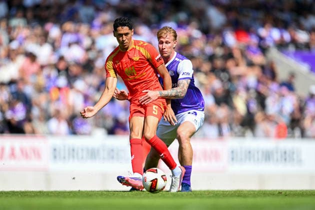 Testspiel 26 27 - VfL Osnabrück - SC Paderborn am 01.08.2026 an der Bremer Brücke in Osnabrück Santiago Castaneda (Paderborn) im Zweikampf gegen Bjarke Jacobsen (Osnabrueck)