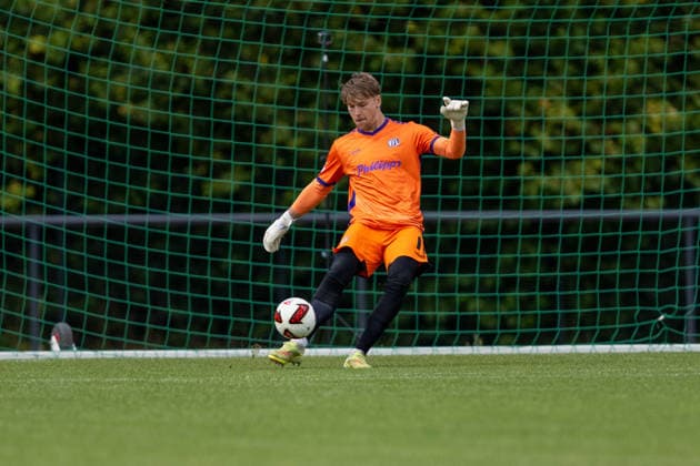 Testspiel 26 27 - VfL Osnabrück - SV Meppen am 01.08.2026 bei Blau Weiss Schinkel in Osnabrück Torwart Niklas Sauter (Osnabrueck) am Ball.
