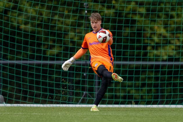 Testspiel 26 27 - VfL Osnabrück - SV Meppen am 01.08.2026 bei Blau Weiss Schinkel in Osnabrück Torwart Niklas Sauter (Osnabrueck) am Ball.