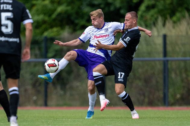 Testspiel 26 27 - VfL Osnabrück - SV Meppen am 01.08.2026 bei Blau Weiss Schinkel in Osnabrück Fridolin Wagner (Osnabrueck) im Zweikampf gegen Jannic Ehlers (Meppen)