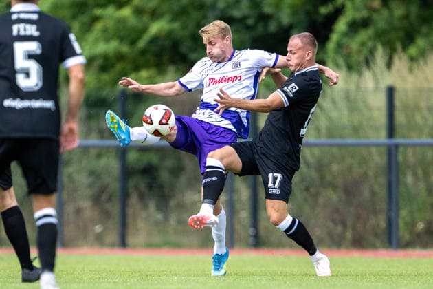 Testspiel 26 27 - VfL Osnabrück - SV Meppen am 01.08.2026 bei Blau Weiss Schinkel in Osnabrück Fridolin Wagner (Osnabrueck) im Zweikampf gegen Jannic Ehlers (Meppen)
