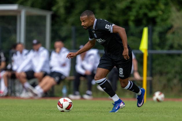 Testspiel 26 27 - VfL Osnabrück - SV Meppen am 01.08.2026 bei Blau Weiss Schinkel in Osnabrück Erik Zenga (Meppen) am Ball.
