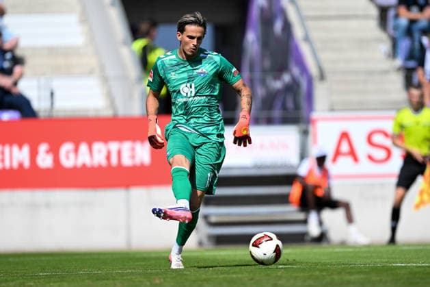 Testspiel 26 27 - VfL Osnabrück - SC Paderborn am 01.08.2026 an der Bremer Brücke in Osnabrück Torwart Nahuel Noll (Paderborn) am Ball.