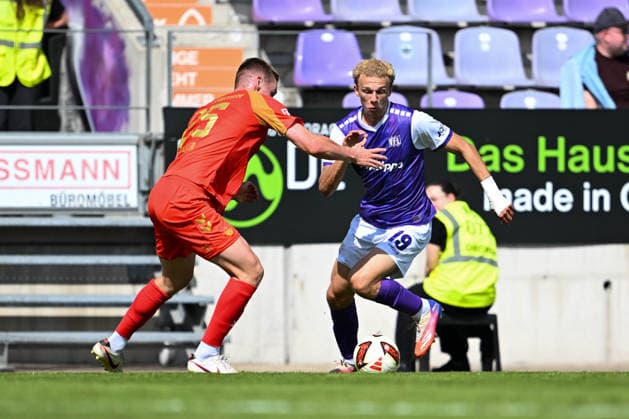 Testspiel 26 27 - VfL Osnabrück - SC Paderborn am 01.08.2026 an der Bremer Brücke in Osnabrück Tjark Scheller (Paderborn) im Zweikampf gegen Opitz Leon (Osnabrueck)