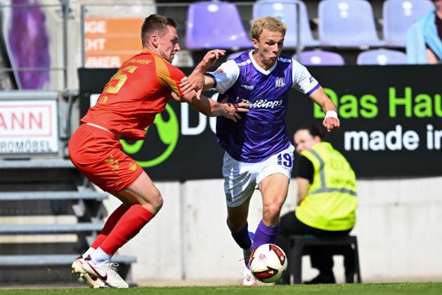 Testspiel 26 27 - VfL Osnabrück - SC Paderborn am 01.08.2026 an der Bremer Brücke in Osnabrück Tjark Scheller (Paderborn) im Zweikampf gegen Opitz Leon (Osnabrueck)