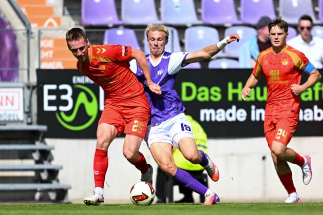 Testspiel 26 27 - VfL Osnabrück - SC Paderborn am 01.08.2026 an der Bremer Brücke in Osnabrück Tjark Scheller (Paderborn) im Zweikampf gegen Opitz Leon (Osnabrueck)