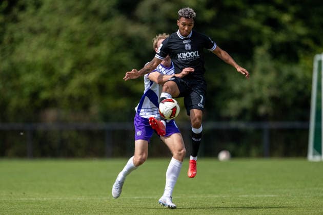 Testspiel 26 27 - VfL Osnabrück - SV Meppen am 01.08.2026 bei Blau Weiss Schinkel in Osnabrück Lukas Bornschein (Osnabrueck) im Zweikampf gegen Oliver Schmitt (Meppen)