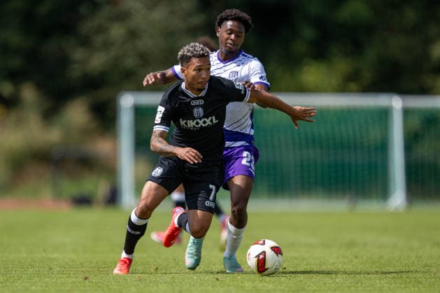 Testspiel 26 27 - VfL Osnabrück - SV Meppen am 01.08.2026 bei Blau Weiss Schinkel in Osnabrück Tony Lesueur (Osnabrueck) im Zweikampf gegen Oliver Schmitt (Meppen)