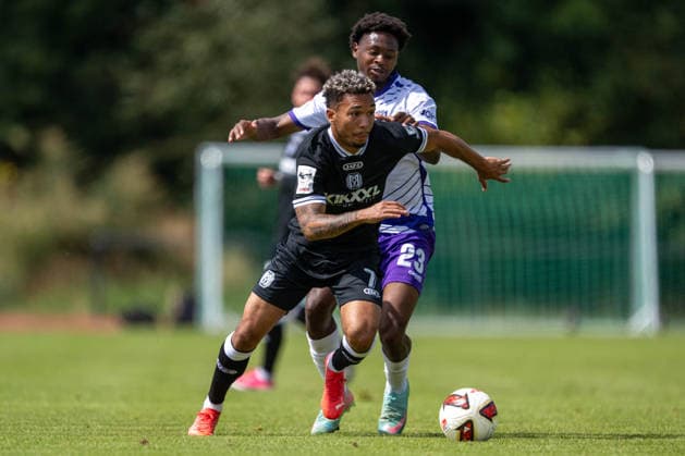 Testspiel 26 27 - VfL Osnabrück - SV Meppen am 01.08.2026 bei Blau Weiss Schinkel in Osnabrück Tony Lesueur (Osnabrueck) im Zweikampf gegen Oliver Schmitt (Meppen)