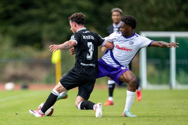 Testspiel 26 27 - VfL Osnabrück - SV Meppen am 01.08.2026 bei Blau Weiss Schinkel in Osnabrück Tony Lesueur (Osnabrueck) im Zweikampf gegen Tobias Mißner Missner (Meppen)