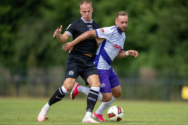 Testspiel 26 27 - VfL Osnabrück - SV Meppen am 01.08.2026 bei Blau Weiss Schinkel in Osnabrück David Kopacz (Osnabrueck) im Zweikampf gegen Jannic Ehlers (Meppen)
