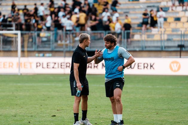 Niederlande Deutschland: Fußball Testspiel Männer 2026 - 2027 - Roda JC Kerkrade vs. Alemannia Aachen - Parkstad Limburg Stadion, Athletik - Trainer Amine Abouer-Raja Diskussion mit Lukas Scepanik (Alemannia Aachen, 7) Copyright: xThiemoxRudolphx