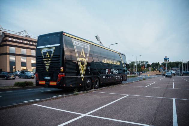 Niederlande Deutschland: Fußball Testspiel Männer 2026 - 2027 - Roda JC Kerkrade vs. Alemannia Aachen - Parkstad Limburg Stadion, Mannschaftsbus Alemannia Aachen, Abfahrt nach dem Spiel Copyright: xThiemoxRudolphx