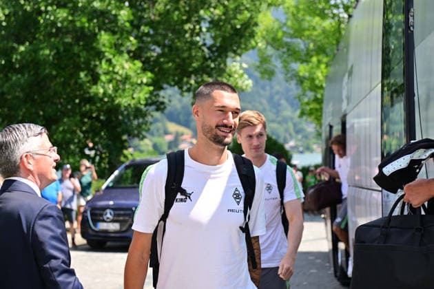 02.08.2026; Rottach-Egern; Fussball, Herren, Saison 2026 2027, Trainingslager Borussia Moenchengladbach Ankunft der Gladbacher am Mannschaftshotel; hier Tim Kleindienst (Gladbach) DFL regulations prohibit any use of photographs as image sequences and or quasi-video. Stadion Am Birkenmoos Bayern Deutschland