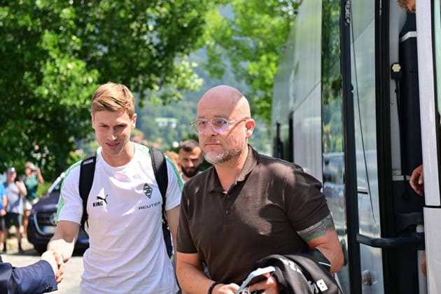 02.08.2026; Rottach-Egern; Fussball, Herren, Saison 2026 2027, Trainingslager Borussia Moenchengladbach Ankunft der Gladbacher am Mannschaftshotel; hier Rouven Schroeder (Head of Sports, Gladbach, re.), Torwart Moritz Nicolas (Gladbach, li.) DFL regulations prohibit any use of photographs as image sequences and or quasi-video. Stadion Am Birkenmoos Bayern Deutschland