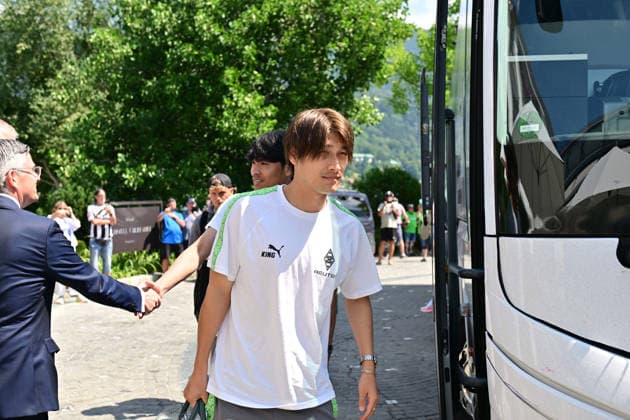 02.08.2026; Rottach-Egern; Fussball, Herren, Saison 2026 2027, Trainingslager Borussia Moenchengladbach Ankunft der Gladbacher am Mannschaftshotel; hier Neuzugang Daiki Hashioka (Gladbach) DFL regulations prohibit any use of photographs as image sequences and or quasi-video. Stadion Am Birkenmoos Bayern Deutschland