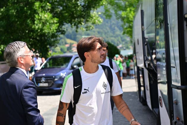 02.08.2026; Rottach-Egern; Fussball, Herren, Saison 2026 2027, Trainingslager Borussia Moenchengladbach Ankunft der Gladbacher am Mannschaftshotel; hier Jens Castrop (Gladbach) DFL regulations prohibit any use of photographs as image sequences and or quasi-video. Stadion Am Birkenmoos Bayern Deutschland