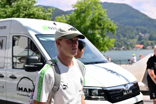 02.08.2026; Rottach-Egern; Fussball, Herren, Saison 2026 2027, Trainingslager Borussia Moenchengladbach Ankunft der Gladbacher am Mannschaftshotel; hier David Herold (Gladbach) DFL regulations prohibit any use of photographs as image sequences and or quasi-video. Stadion Am Birkenmoos Bayern Deutschland