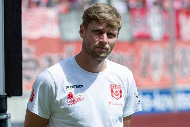Regionalliga Nordost -Saison 26 27 Hallescher FC vs.FC Rot-Weiss Erfurt Halle, Deutschland 02.August 2026: Im Bild:Trainer Robert Schröder Schroeder (Halle) Halle Saale Leuna Chemie Stadion Sachsen-Anhalt Deutschland