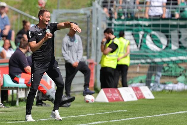 01.08.26, GER, Regionalliga Nord, Fussball, 1. Spieltag, Saison 2026 2027, Dietmar-Scholze-Stadion an der Lohmuehle, VfB Luebeck vs SC Weiche Flensburg Coachingzone Seitenlinie Trainerbereich Technische Zone. Trainer Kevin Rodewald (VfB Luebeck) gibt Handzeichen Foto nordphoto GmbH Tauchnitz Luebeck Dietmar-Scholze-Stadion an der Lohmuehle SH Germany Copyright: xnordphotoxGmbHx xTauchnitzx