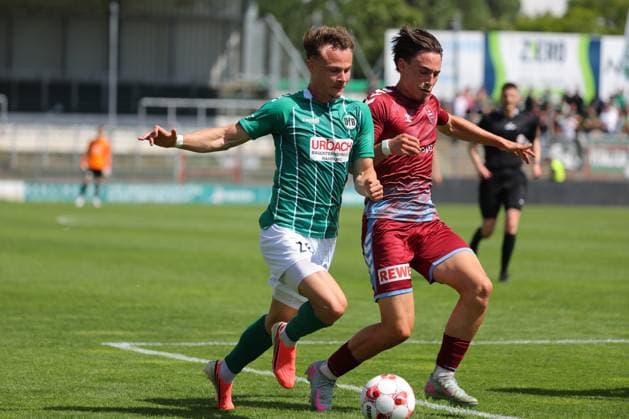 01.08.26, GER, Regionalliga Nord, Fussball, 1. Spieltag, Saison 2026 2027, Dietmar-Scholze-Stadion an der Lohmuehle, VfB Luebeck vs SC Weiche Flensburg Felix Mandl (VfB Luebeck 27) im Zweikampf gegen Ole Wagner (SC Weiche Flensburg 08 21) Foto nordphoto GmbH Tauchnitz Luebeck Dietmar-Scholze-Stadion an der Lohmuehle SH Germany Copyright: xnordphotoxGmbHx xTauchnitzx