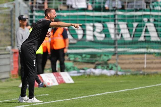 01.08.26, GER, Regionalliga Nord, Fussball, 1. Spieltag, Saison 2026 2027, Dietmar-Scholze-Stadion an der Lohmuehle, VfB Luebeck vs SC Weiche Flensburg Coachingzone Seitenlinie Trainerbereich Technische Zone. Trainer Kevin Rodewald (VfB Luebeck) gibt Anweisungen gestikuliert und schreit Foto nordphoto GmbH Tauchnitz Luebeck Dietmar-Scholze-Stadion an der Lohmuehle SH Germany Copyright: xnordphotoxGmbHx xTauchnitzx