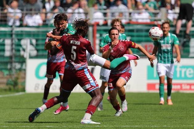 01.08.26, GER, Regionalliga Nord, Fussball, 1. Spieltag, Saison 2026 2027, Dietmar-Scholze-Stadion an der Lohmuehle, VfB Luebeck vs SC Weiche Flensburg Dardan Karimani (VfB Luebeck 10) wird von Kevin Ntika (SC Weiche Flensburg 08 05) gestoppt Ole Wagner (SC Weiche Flensburg 08 21) lauer auf seine Chance Foto nordphoto GmbH Tauchnitz Luebeck Dietmar-Scholze-Stadion an der Lohmuehle SH Germany Copyright: xnordphotoxGmbHx xTauchnitzx