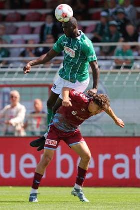 01.08.26, GER, Regionalliga Nord, Fussball, 1. Spieltag, Saison 2026 2027, Dietmar-Scholze-Stadion an der Lohmuehle, VfB Luebeck vs SC Weiche Flensburg Zweikampf Kopfball Kopfballduell zwischen Daouda Beleme (VfB Luebeck 21) und Theo Behrmann (SC Weiche Flensburg 08 28) Foto nordphoto GmbH Tauchnitz Luebeck Dietmar-Scholze-Stadion an der Lohmuehle SH Germany Copyright: xnordphotoxGmbHx xTauchnitzx