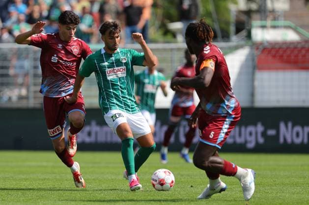 01.08.26, GER, Regionalliga Nord, Fussball, 1. Spieltag, Saison 2026 2027, Dietmar-Scholze-Stadion an der Lohmuehle, VfB Luebeck vs SC Weiche Flensburg Dardan Karimani (VfB Luebeck 10) muss sich gegen Ilir Serifi (SC Weiche Flensburg 08 11) und Kevin Ntika (SC Weiche Flensburg 08 05) durchsetzen Foto nordphoto GmbH Tauchnitz Luebeck Dietmar-Scholze-Stadion an der Lohmuehle SH Germany Copyright: xnordphotoxGmbHx xTauchnitzx