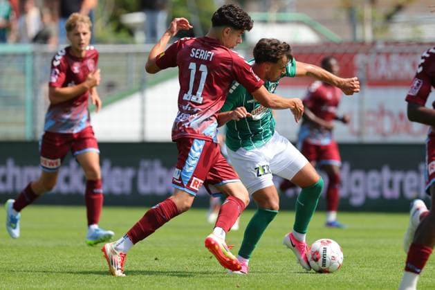 01.08.26, GER, Regionalliga Nord, Fussball, 1. Spieltag, Saison 2026 2027, Dietmar-Scholze-Stadion an der Lohmuehle, VfB Luebeck vs SC Weiche Flensburg Ilir Serifi (SC Weiche Flensburg 08 11) im Zweikampf gegen Dardan Karimani (VfB Luebeck 10) Foto nordphoto GmbH Tauchnitz Luebeck Dietmar-Scholze-Stadion an der Lohmuehle SH Germany Copyright: xnordphotoxGmbHx xTauchnitzx