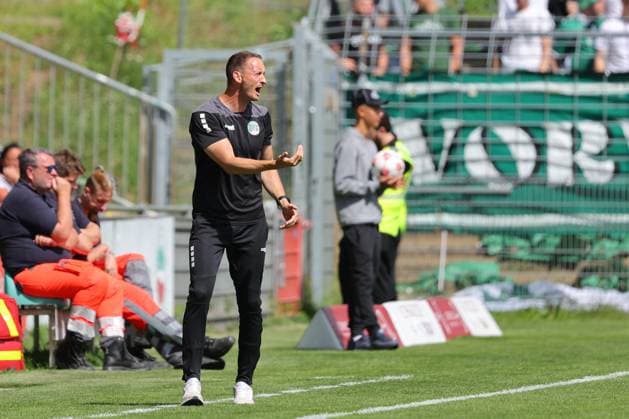 01.08.26, GER, Regionalliga Nord, Fussball, 1. Spieltag, Saison 2026 2027, Dietmar-Scholze-Stadion an der Lohmuehle, VfB Luebeck vs SC Weiche Flensburg Coachingzone Seitenlinie Trainerbereich Technische Zone. Trainer Kevin Rodewald (VfB Luebeck) gibt Anweisungen gestikuliert und schreit Foto nordphoto GmbH Tauchnitz Luebeck Dietmar-Scholze-Stadion an der Lohmuehle SH Germany Copyright: xnordphotoxGmbHx xTauchnitzx