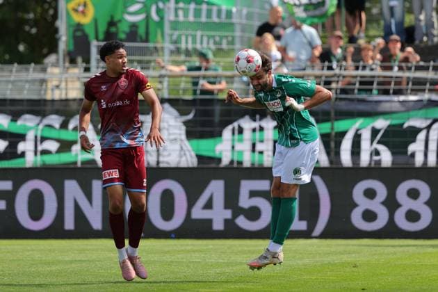 01.08.26, GER, Regionalliga Nord, Fussball, 1. Spieltag, Saison 2026 2027, Dietmar-Scholze-Stadion an der Lohmuehle, VfB Luebeck vs SC Weiche Flensburg Kopfball Maximilian Schütt Maximilian Schuett (VfB Luebeck 23) links Uchechi Duru (SC Weiche Flensburg 08 22) Foto nordphoto GmbH Tauchnitz Luebeck Dietmar-Scholze-Stadion an der Lohmuehle SH Germany Copyright: xnordphotoxGmbHx xTauchnitzx