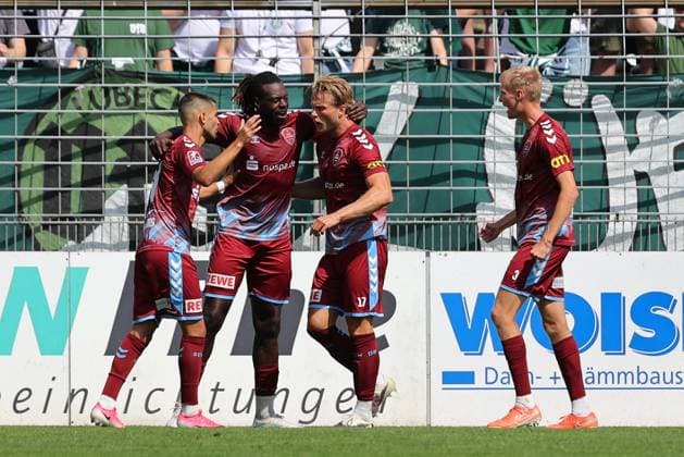 01.08.26, GER, Regionalliga Nord, Fussball, 1. Spieltag, Saison 2026 2027, Dietmar-Scholze-Stadion an der Lohmuehle, VfB Luebeck vs SC Weiche Flensburg Torjubel Jubel. Torschütze Torschuetze Kevin Ntika (SC Weiche Flensburg 08 05) jubelt ueber das Tor zum 1:1 Foto nordphoto GmbH Tauchnitz Luebeck Dietmar-Scholze-Stadion an der Lohmuehle SH Germany Copyright: xnordphotoxGmbHx xTauchnitzx