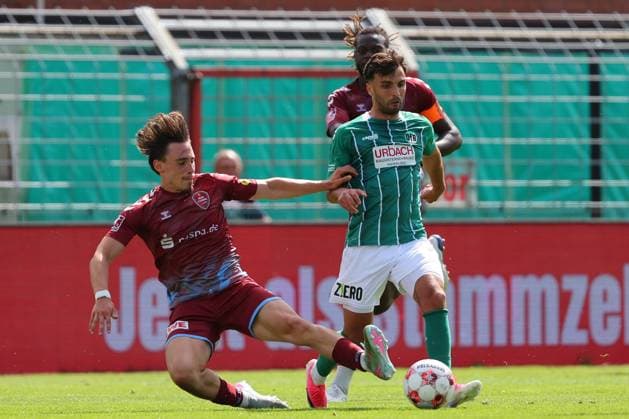 01.08.26, GER, Regionalliga Nord, Fussball, 1. Spieltag, Saison 2026 2027, Dietmar-Scholze-Stadion an der Lohmuehle, VfB Luebeck vs SC Weiche Flensburg Ole Wagner (SC Weiche Flensburg 08 21) im Zweikampf gegen Dardan Karimani (VfB Luebeck 10) hinten Kevin Ntika (SC Weiche Flensburg 08 05) Foto nordphoto GmbH Tauchnitz Luebeck Dietmar-Scholze-Stadion an der Lohmuehle SH Germany Copyright: xnordphotoxGmbHx xTauchnitzx