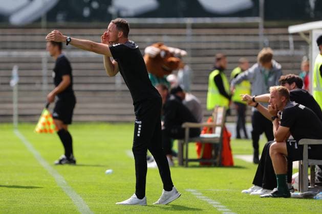01.08.26, GER, Regionalliga Nord, Fussball, 1. Spieltag, Saison 2026 2027, Dietmar-Scholze-Stadion an der Lohmuehle, VfB Luebeck vs SC Weiche Flensburg Coachingzone Seitenlinie Trainerbereich Technische Zone. Trainer Kevin Rodewald (VfB Luebeck) gibt Anweisungen gestikuliert gibt Handzeichen Foto nordphoto GmbH Tauchnitz Luebeck Dietmar-Scholze-Stadion an der Lohmuehle SH Germany Copyright: xnordphotoxGmbHx xTauchnitzx