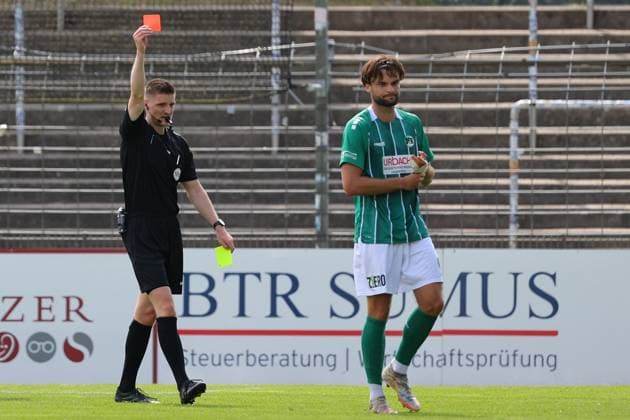 01.08.26, GER, Regionalliga Nord, Fussball, 1. Spieltag, Saison 2026 2027, Dietmar-Scholze-Stadion an der Lohmuehle, VfB Luebeck vs SC Weiche Flensburg Gelb-Rote Karte Schiedsrichter Kevin Behrens zeigt Maximilian Schütt Maximilian Schuett (VfB Luebeck 23) die Gelb-Rote Karte Foto nordphoto GmbH Tauchnitz Luebeck Dietmar-Scholze-Stadion an der Lohmuehle SH Germany Copyright: xnordphotoxGmbHx xTauchnitzx