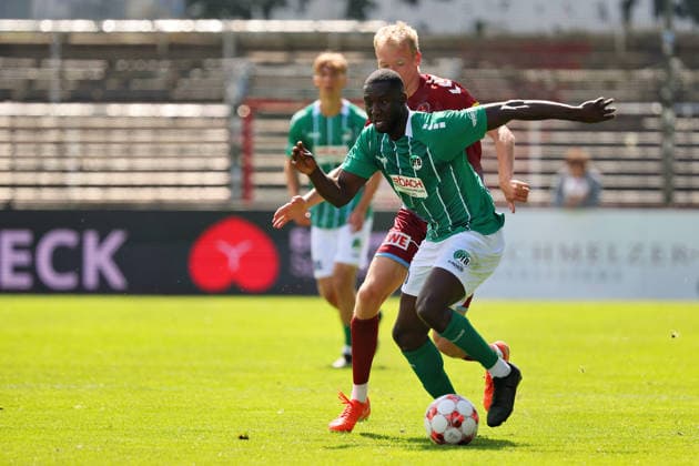 01.08.26, GER, Regionalliga Nord, Fussball, 1. Spieltag, Saison 2026 2027, Dietmar-Scholze-Stadion an der Lohmuehle, VfB Luebeck vs SC Weiche Flensburg Daouda Beleme (VfB Luebeck 21) im Laufduell mit Torben Marten (SC Weiche Flensburg 08 03) Foto nordphoto GmbH Tauchnitz Luebeck Dietmar-Scholze-Stadion an der Lohmuehle SH Germany Copyright: xnordphotoxGmbHx xTauchnitzx
