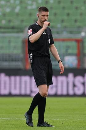 01.08.26, GER, Regionalliga Nord, Fussball, 1. Spieltag, Saison 2026 2027, Dietmar-Scholze-Stadion an der Lohmuehle, VfB Luebeck vs SC Weiche Flensburg Einzelaktion Aktion Ganze Figur Einzeln Freisteller Schiedsrichter Kevin Behrens Foto nordphoto GmbH Tauchnitz Luebeck Dietmar-Scholze-Stadion an der Lohmuehle SH Germany Copyright: xnordphotoxGmbHx xTauchnitzx
