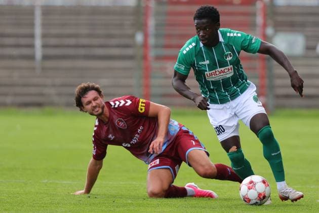 01.08.26, GER, Regionalliga Nord, Fussball, 1. Spieltag, Saison 2026 2027, Dietmar-Scholze-Stadion an der Lohmuehle, VfB Luebeck vs SC Weiche Flensburg Alexander Laukart (SC Weiche Flensburg 08 07) im Zweikampf gegen Emmanuel Appiah (VfB Luebeck 18) Foto nordphoto GmbH Tauchnitz Luebeck Dietmar-Scholze-Stadion an der Lohmuehle SH Germany Copyright: xnordphotoxGmbHx xTauchnitzx