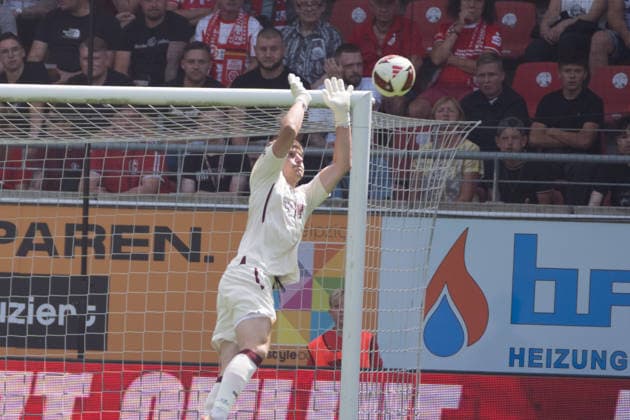 Torwart Lorenz Otto (Erfurt, 1), Parade, Hallescher FC vs. FC Rot-Weiss Erfurt, Fussball, Regionalliga Nordost, 2. Spieltag, Saison 2026 27, 02.08.2026 Halle Leuna Chemie Stadion ST Deutschland