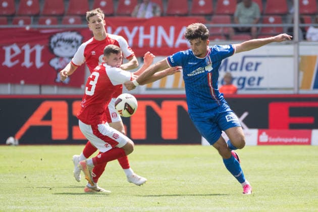 Marius Hauptmann (HFC, 23), Dustin Forkel (Erfurt, 17), Hallescher FC vs. FC Rot-Weiss Erfurt, Fussball, Regionalliga Nordost, 2. Spieltag, Saison 2026 27, 02.08.2026 Halle Leuna Chemie Stadion ST Deutschland
