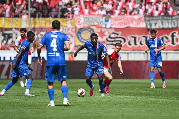 Fußball I Herren I Saison 2026-2027 I Regionalliga I 2. Spieltag I Hallescher FC - FC Rot-Weiß Erfurt I 02.08.2026 Zweikampf Benijka Caciel (8, FC Rot-Weiß Erfurt) wird von Max Kulke (17, Hallescher FC) attackiert Halle (Saale) Leuna-Chemie-Stadion Sachsen-Anhalt Deutschland Copyright: xLobeca InesxHähnelx