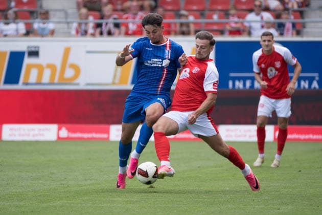 Dustin Forkel (Erfurt, 17), Max Kulke (HFC, 17), Hallescher FC vs. FC Rot-Weiss Erfurt, Fussball, Regionalliga Nordost, 2. Spieltag, Saison 2026 27, 02.08.2026 Halle Leuna Chemie Stadion ST Deutschland
