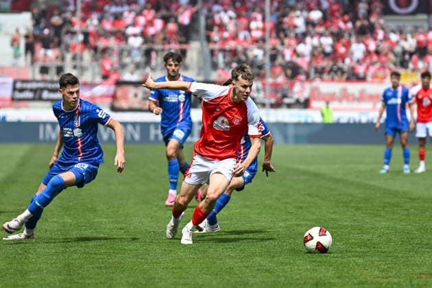 Fußball I Herren I Saison 2026-2027 I Regionalliga I 2. Spieltag I Hallescher FC - FC Rot-Weiß Erfurt I 02.08.2026 Niclas Walther (22, FC Rot-Weiß Erfurt) (l.), Julien Damelang (43, Hallescher FC) Halle (Saale) Leuna-Chemie-Stadion Sachsen-Anhalt Deutschland Copyright: xLobeca InesxHähnelx